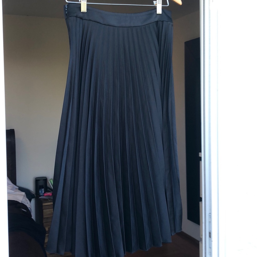 H&M black pleated skirt to knee